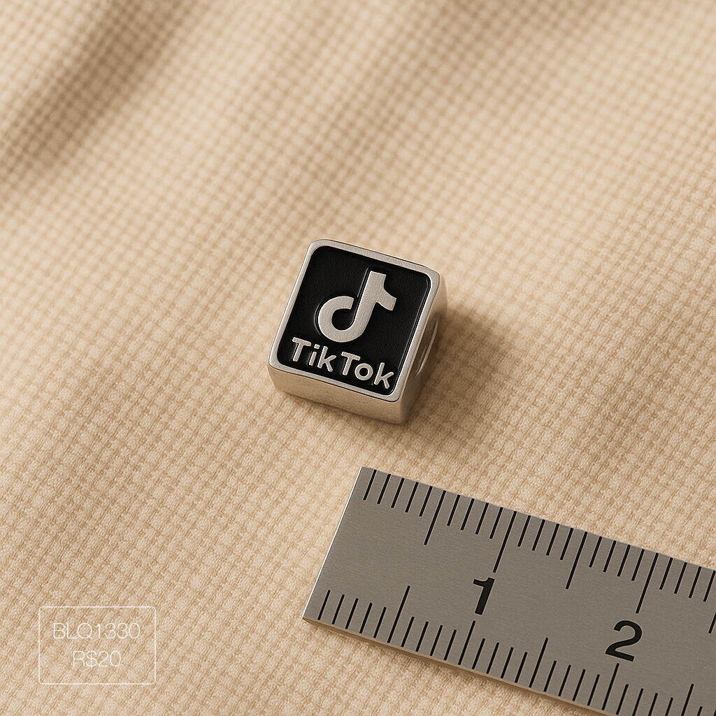 Berloque TikTok Pendurado Esmaltado Prateado